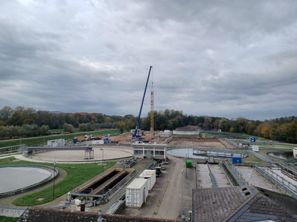 Baustelleneinrichtung und Beginn Gründung Belebungsbecken