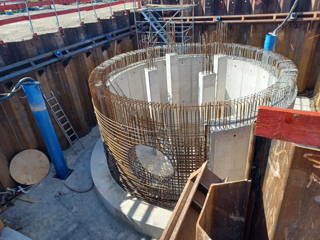 Herstellung Mittelbauwerk Nachklärbecken 2 (Bewehrung und Abschnittsweise Betonnage)